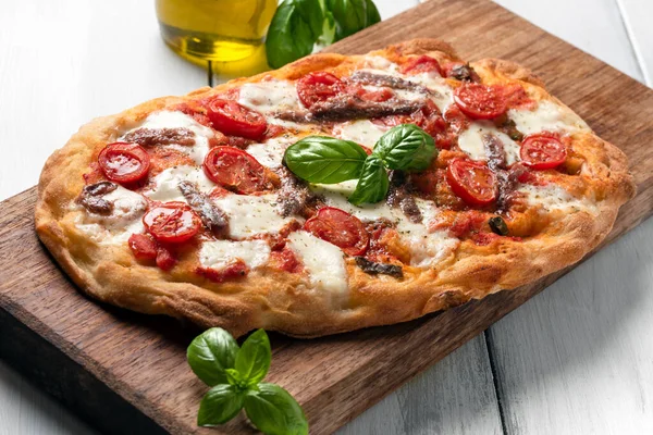 Cozido Rodada Pizza Italiana Inteira Com Folhas Manjericão Tomates Anchova — Fotografia de Stock