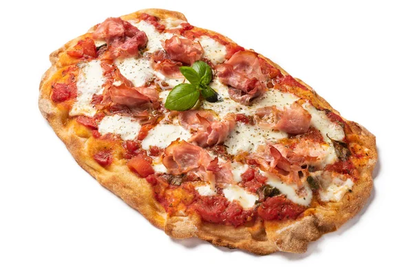 Runde Italienische Pizza Mit Basilikumblättern Tomaten Und Schinken Gekocht — Stockfoto