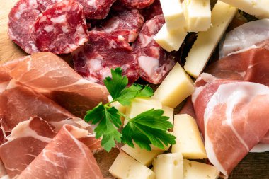 Farklı mezeler, dilimlenmiş peynir ve et. 