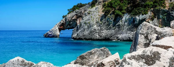 Panoramisch Beeld Van Sardinië Eiland Blauw Zeewater Rotsachtige Bergkliffen — Stockfoto