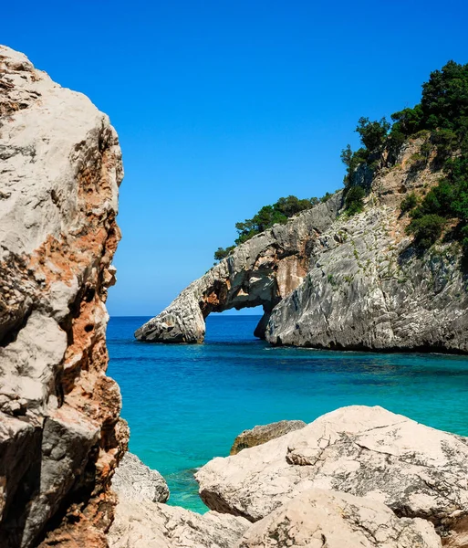Zomervakantie Sardinië Blauw Zeewater Rotsachtige Bergkliffen — Stockfoto