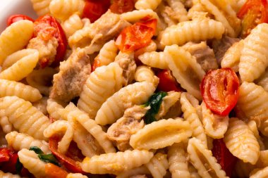 deniz ürünleri ve sebzeli makarna