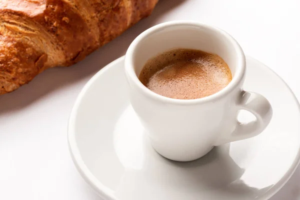 Tasse Café Croissant Sur Fond Blanc — Photo