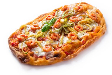 Beyaz arka planda deniz ürünleri ve fesleğenli pizza.