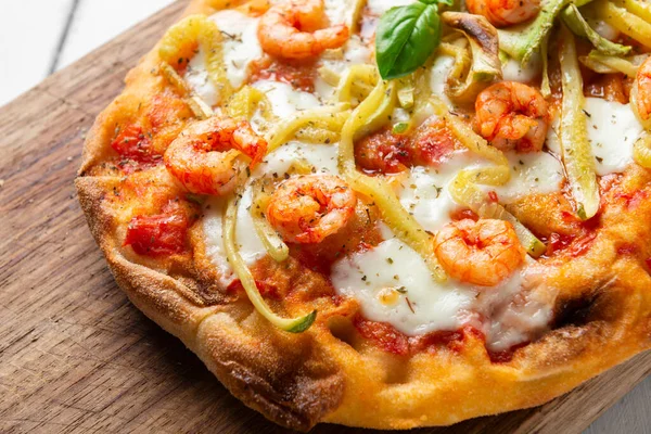 Пицца Морепродуктами Помидорами Базиликом — стоковое фото