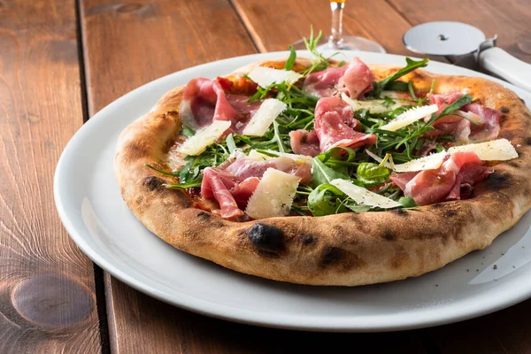 Pizza Con Prosciutto Formaggio Pomodori Tavolo Legno — Foto Stock