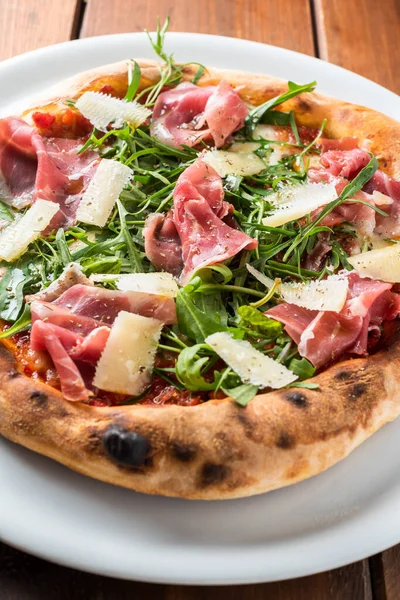 Pizza Con Prosciutto Formaggio Pomodori Tavolo Legno — Foto Stock