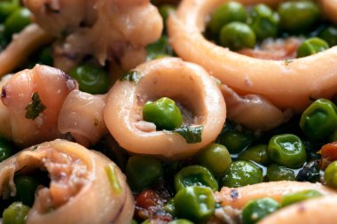 Fasulyeli kalamar yakın plan.