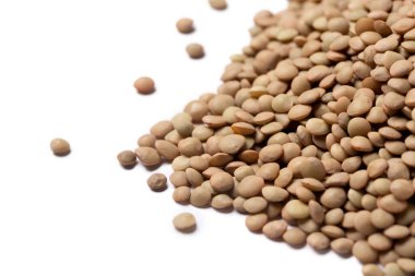 Beyaz üzerine izole edilmiş taze mercimek.