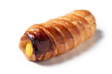 Beyaz arkaplanda taze bir top mermisi var.