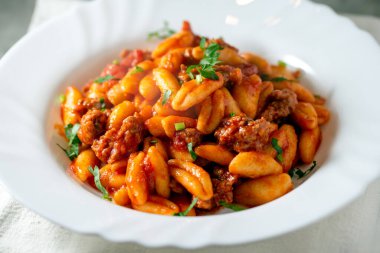 Bir tabak ragu sosu malloreddus, geleneksel sardunya makarnası, İtalyan mutfağı.