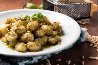 Boiled potatoes with pesto sauce and cheesse