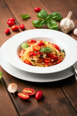 domates ve fesleğen yaprakları ile makarna