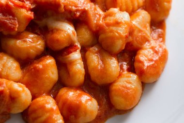 Domates soslu lezzetli gnocchi, yakın görüş. 