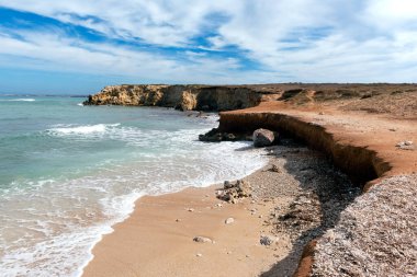 Yaz mevsiminde kayalık kıyı bölgesi