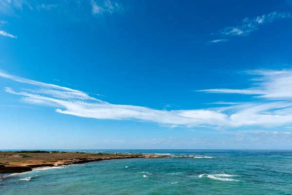 ターコイズブルーの海と青空を背景にした穏やかな海辺 — ストック写真