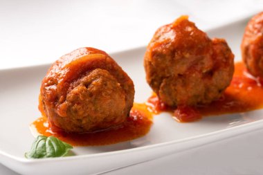 Domates soslu ve fesleğenli lezzetli köfteler
