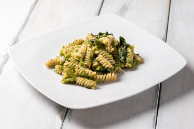 Pesto soslu Fusilli makarna.