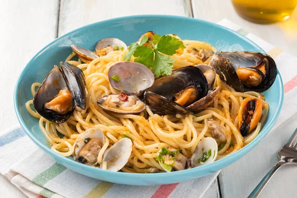 Блюдо Вкусных Спагетти Мидиями Моллюсками Боттаргой Итальянская Еда — стоковое фото