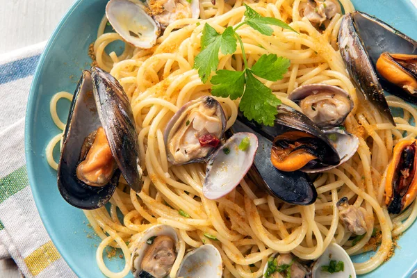 Блюдо Вкусных Спагетти Мидиями Моллюсками Боттаргой Итальянская Еда — стоковое фото