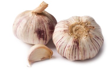 Beyaz arkaplanda sarımsak izole edilmiş.