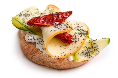 Stracchino, kabak, kurutulmuş domates ve scamorza ile nefis crostini, İtalyan yemeği.