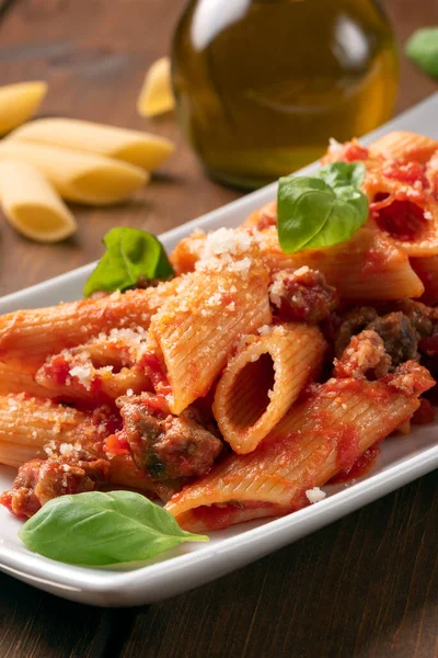 Πιάτα Πεντανόστιμων Ζυμαρικών Σάλτσα Ραγού Λουκάνικου Ιταλικό Φαγητό — Φωτογραφία Αρχείου
