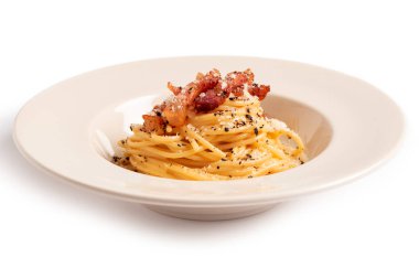 Lezzetli spagetti alla carbonara. Yumurta, pekorino ve karabiber soslu geleneksel Roma makarnası tarifi. İtalyan yemeği.
