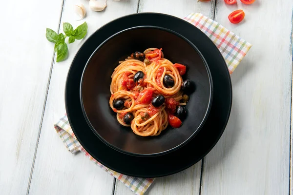 Тарелка Вкусных Спагетти Puttanesca Типичные Итальянские Блюда — стоковое фото