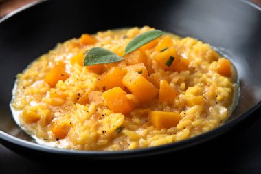 Bir tabak lezzetli balkabağı ve taleggio risotto, İtalyan yemeği.