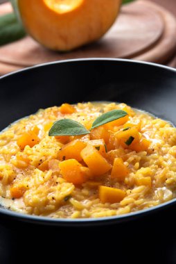 Bir tabak lezzetli balkabağı ve taleggio risotto, İtalyan yemeği.