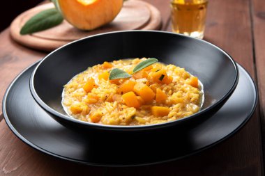 Bir tabak lezzetli balkabağı ve taleggio risotto, İtalyan yemeği.