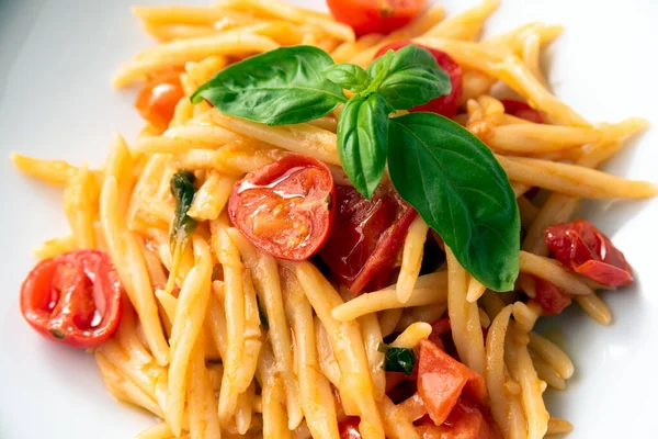 Plaat Van Heerlijke Trofie Pasta Met Kerstomaten Basilicum Italiaans Eten — Stockfoto