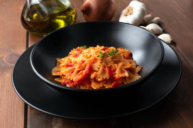 Balık soslu bir tabak lezzetli makarna, İtalyan yemeği.