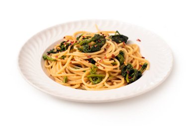 Baharatlı ve beyaz tabakta ıspanaklı leziz spagetti.