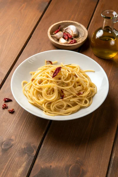 Prato Espaguete Típico Delicioso Com Azeite Alho Pimenta Macarrão Italiano — Fotografia de Stock