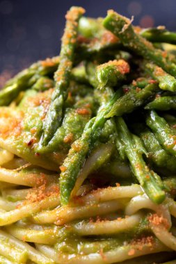 Lezzetli, kuşkonmaz kremalı, bottarga soslu İtalyan yemeği.