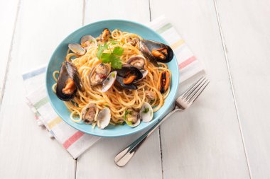 Lezzetli spagetti tabağı midye, midye ve bottarga, İtalyan yemeği.