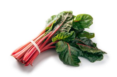 Beyaz arka planda bir sürü taze kırmızı pancar