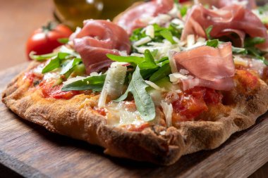 Lezzetli Roma pinsası, jambon, roket ve parmesanlı, İtalyan yemeği.