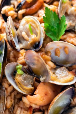 Lezzetli tipik risotto alla pescatora, geleneksel deniz ürünleri pilavı tarifi, İtalyan yemeği.