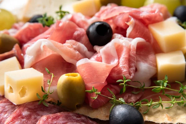 Bandeja Deliciosos Alimentos Italianos Prosciutto Crudo Queso Nueces Higos Frescos — Foto de Stock