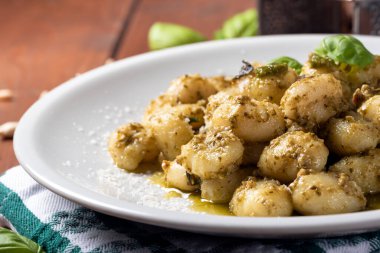 Pesto soslu patates gnocchi tabağı, İtalyan yemeği.