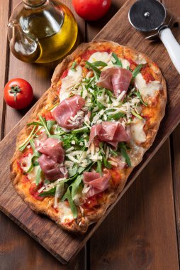 Lezzetli Roma pinsası, jambon, roket ve parmesanlı, İtalyan yemeği.