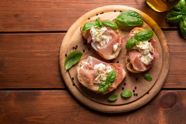 Prosciutto ve mozzarella ile nefis crostini, İtalyan atıştırmalığı.