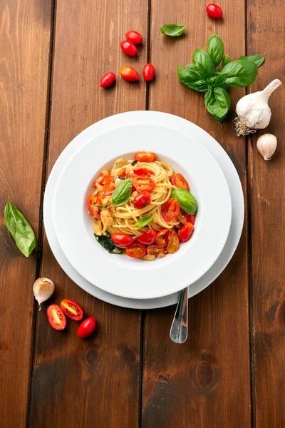 Dania Pysznego Spaghetti Oliwą Oliwek Pomidorami Bazyliowymi Datterini Włoskim Jedzeniem — Zdjęcie stockowe