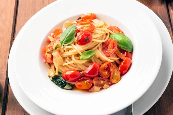 Plato Deliciosos Espaguetis Con Aceite Oliva Albahaca Tomates Datterini Comida — Foto de Stock