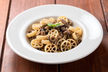 Bir tabak lezzetli carlofortina makarna, geleneksel İtalyan makarnası tarifi.