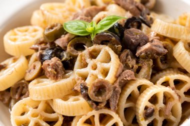 Bir tabak lezzetli carlofortina makarna, geleneksel İtalyan makarnası tarifi.