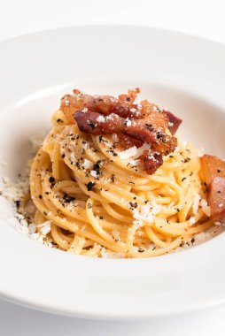 Bir tabak lezzetli makarna alla carbonara, yumurta soslu geleneksel bir makarna tarifi, guanciale, pecorino ve karabiber, Avrupa yemekleri